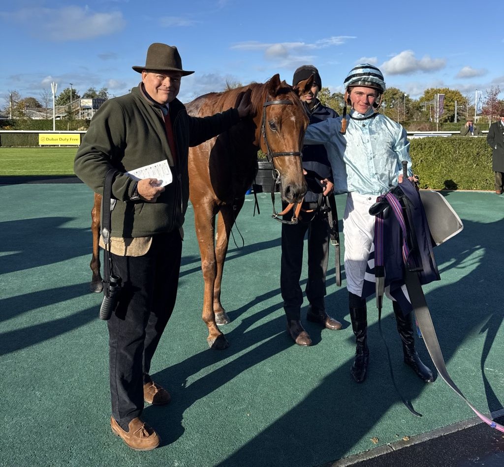 Pink Lily wins Best Turned Out and came 3rd for her last run at Newbury Racecourse. She now returns home to be a brood mare.